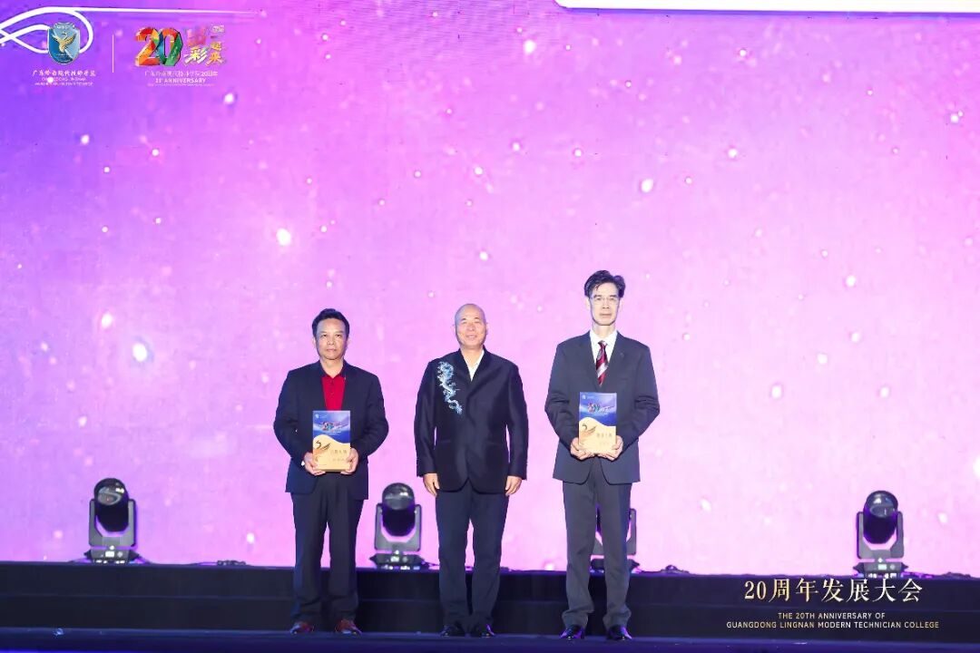 af3d32c644b7401b8c14a13e1bd5745e 图片