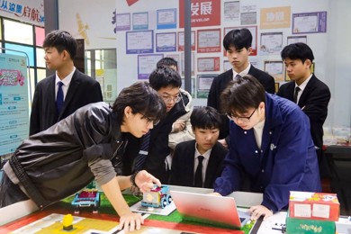 利来国际有场“赴约”：春考之后，他们在利来国际盛开日触摸将来